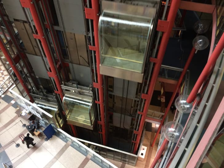 الفرق بين المصعد الكهربائي والهيدروليكي