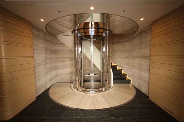 Elevator without upper room