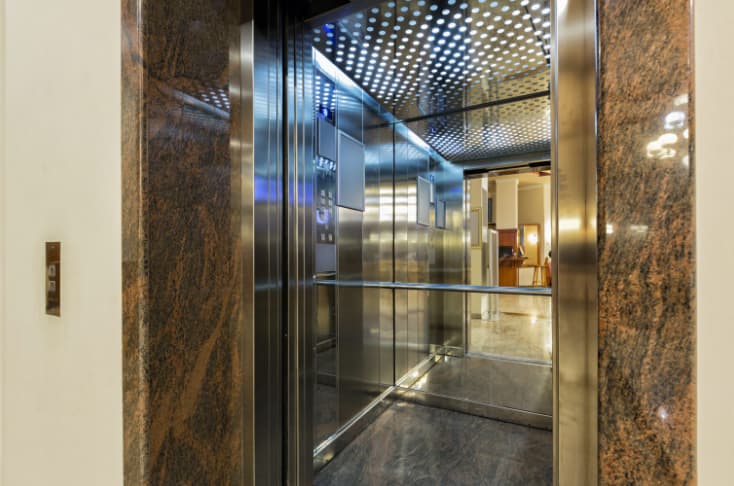 Elevator without upper room